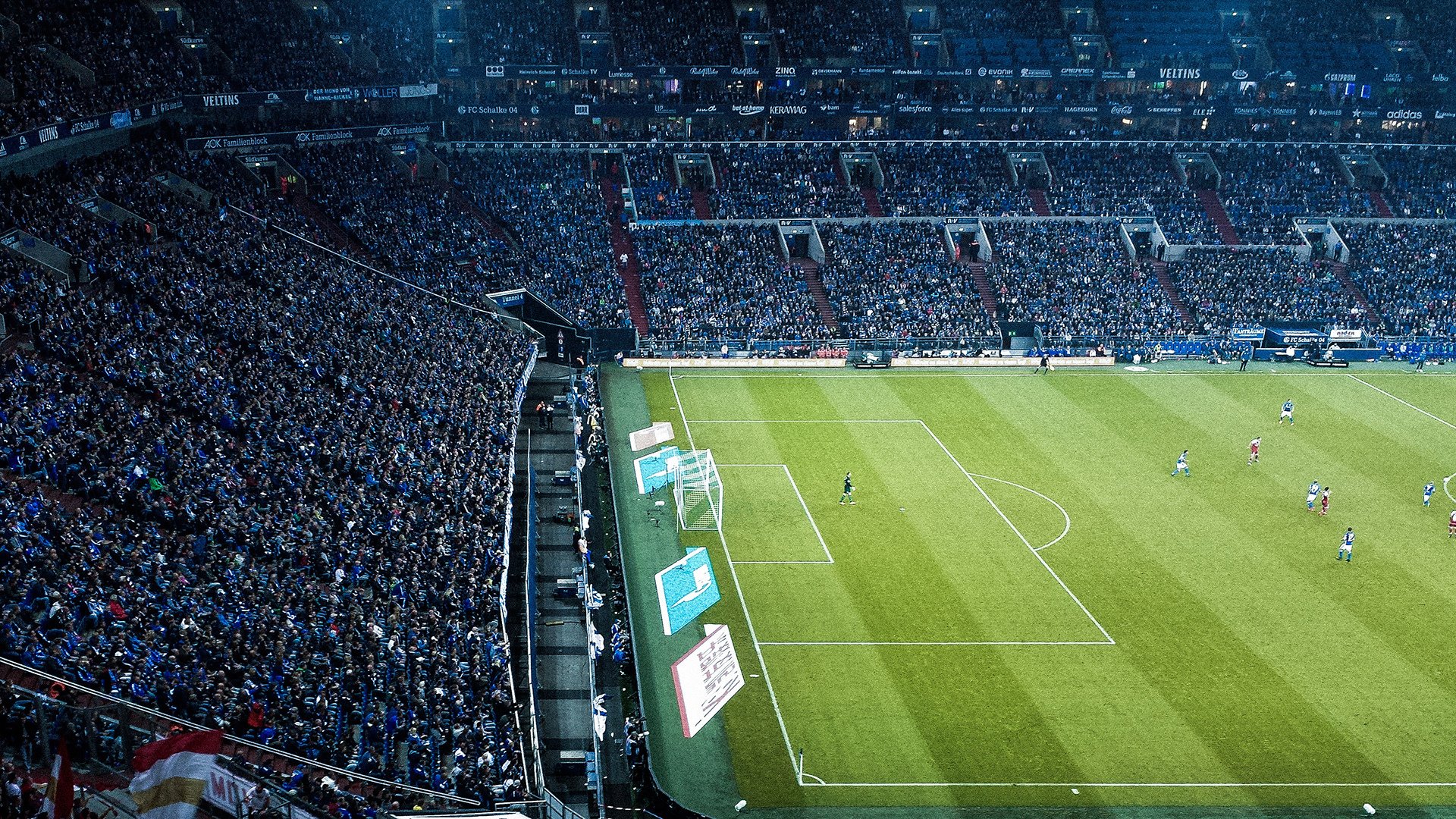 赛道上的传奇对决，阿斯顿马丁力克雷诺，汉密尔顿刷新不朽纪录